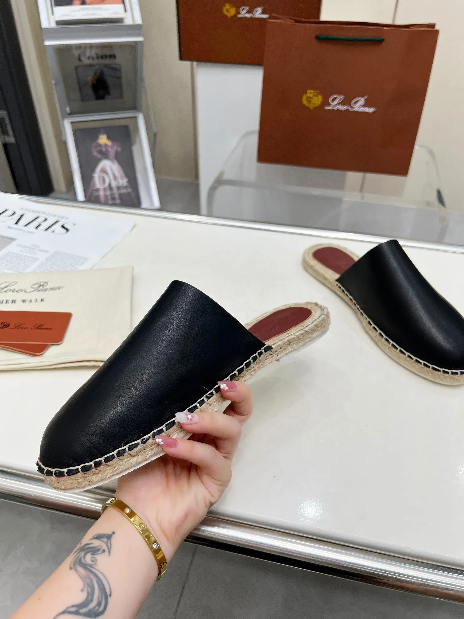 Men's men's shoes 💰520 🧚‍♂️.Loro Piana*👉Top genuine high-end fisherman's shoes and half-drag style👉Buy the original 1:1 copy💯💯💯 Founded the existing Loro Piana company on April 24, 1924. It is now the sixth generation of family business, providing high-quality products to customers who are discerning about taste and quality. ❤️Imported calfskin fabric. The lining is made of A-grade sweat-absorbent and breathable lining. 💯💯💯 Purely handmade. 💯Authentic packaging. Original one-to-one molded outsole. The favorite sandals of Middle Eastern tycoons. Code number: 39-46.